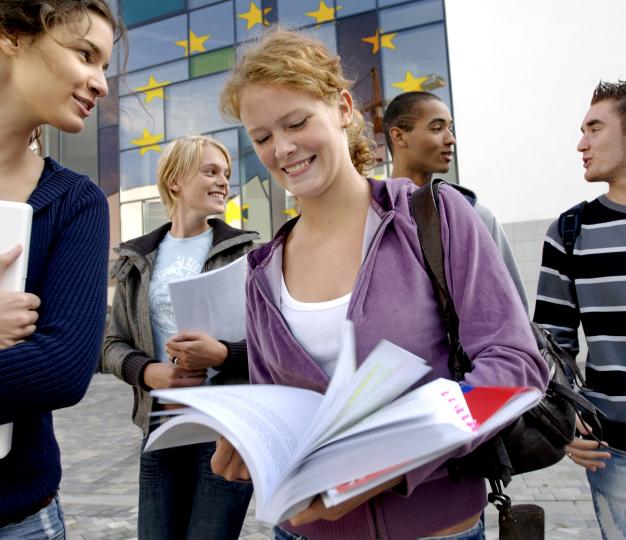 Students in front of the European Parliament 